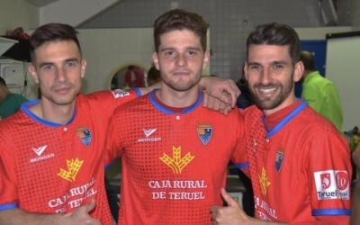 Leira, amb la samarreta del Teruel, al mig entre els també gallecs Aitor Aspas -cosí de Iago Aspas- i l'exarlequinat Diego Peláez (dreta) | Twitter